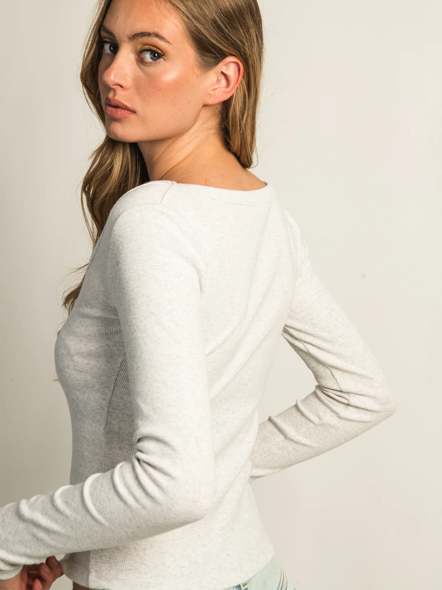 HARLOW ESSENTIAL LONG SLEEVE SCOOPNECK - CLOUD - Image 6