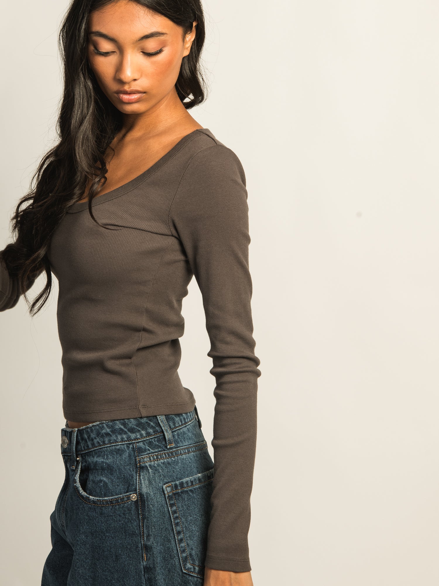 HARLOW ESSENTIAL SCOOP NECK LONGSLEEVE - CHARCOAL - Image 3