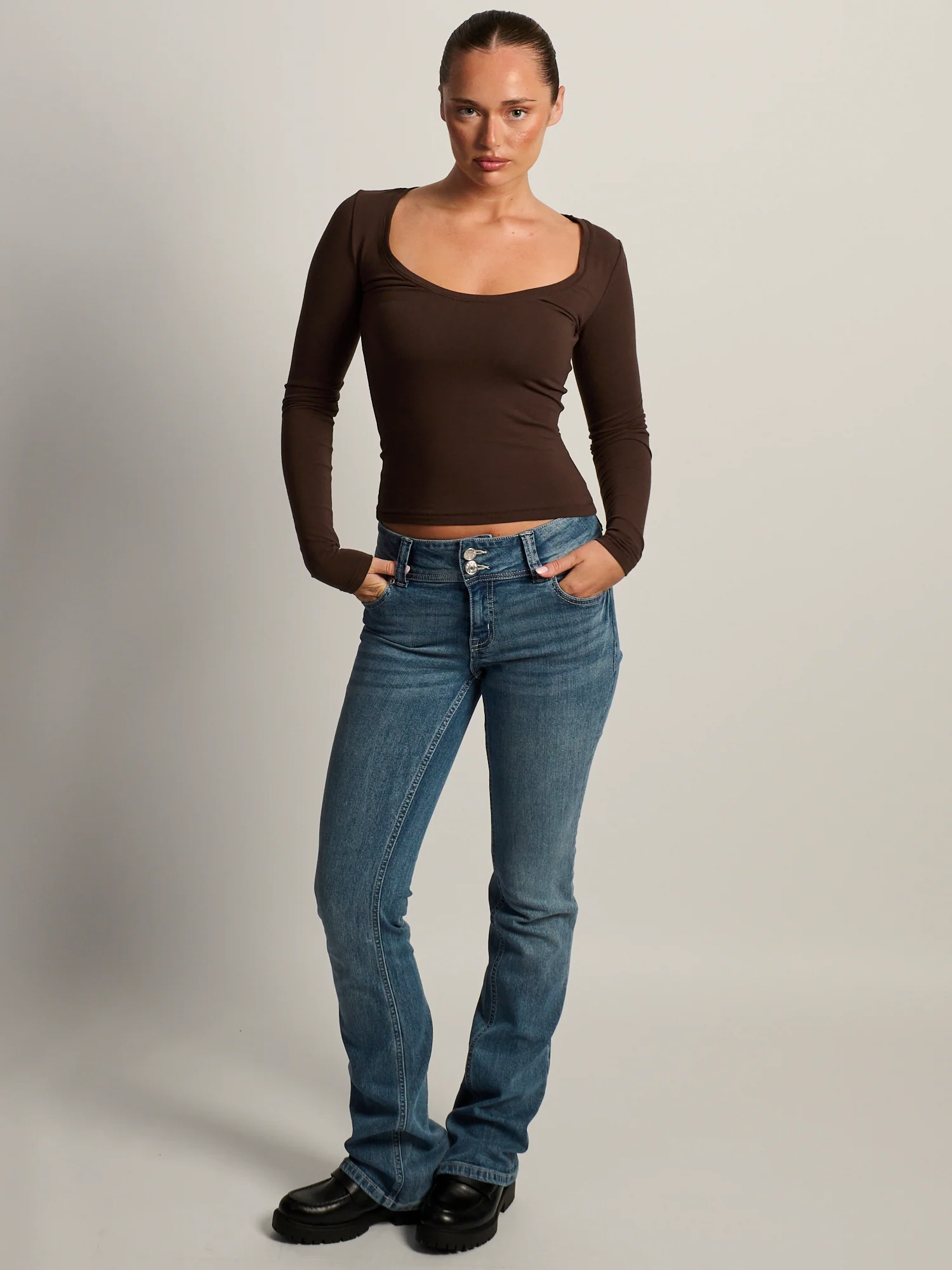 HARLOW GIA SCOOPNECK LONG SLEEVE - BROWN - Image 2