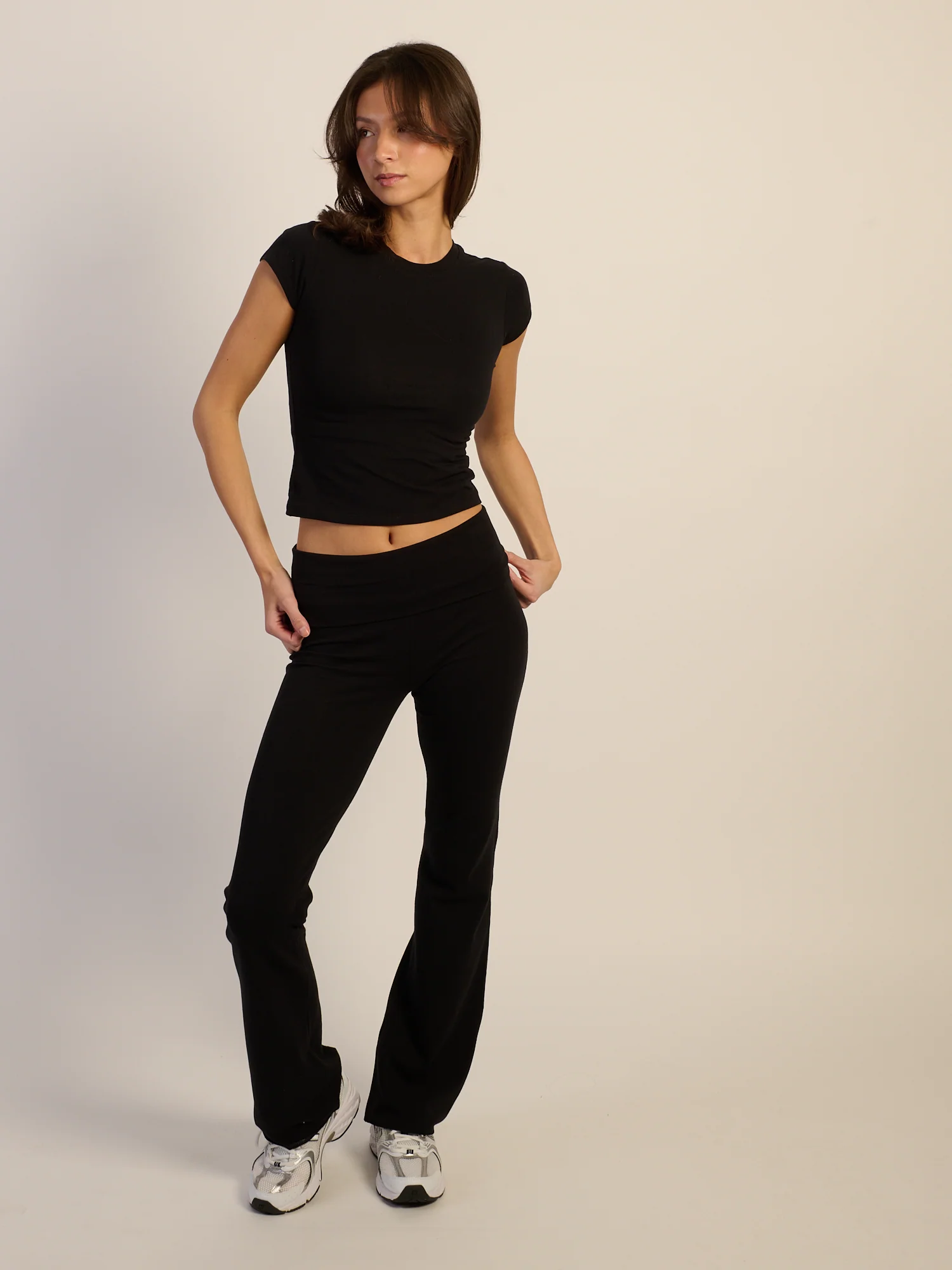 HARLOW GIA TEE - BLACK - Image 2