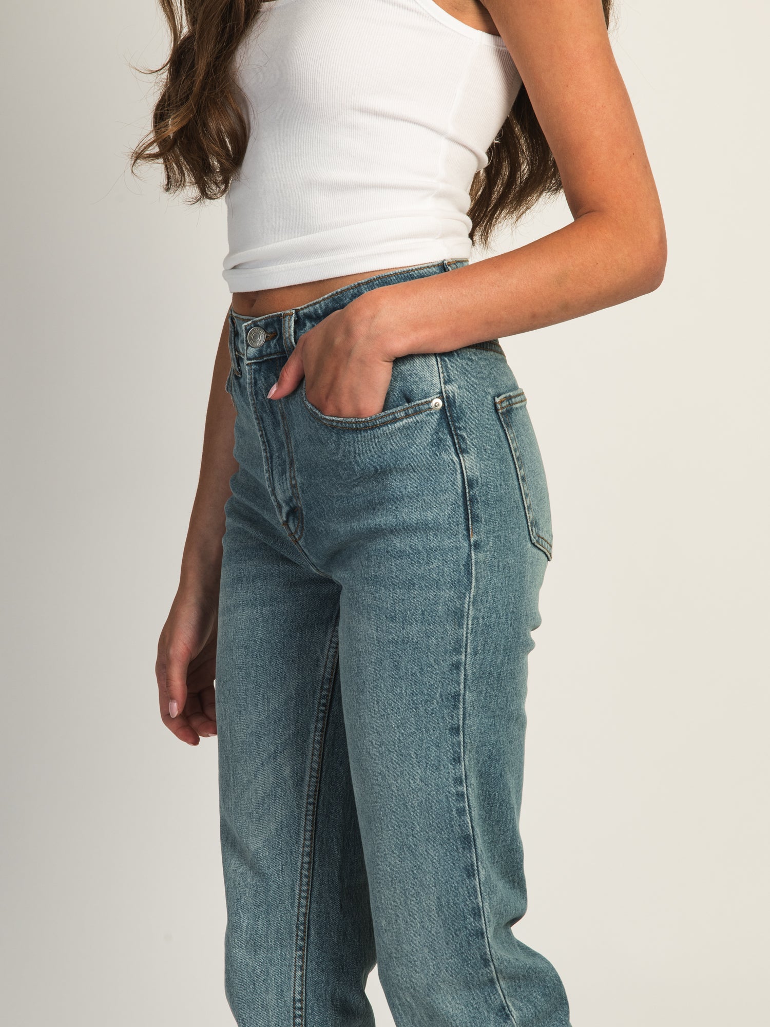 HARLOW HIGH-RISE STRAIGHT JEAN - MID WASH - Image 4