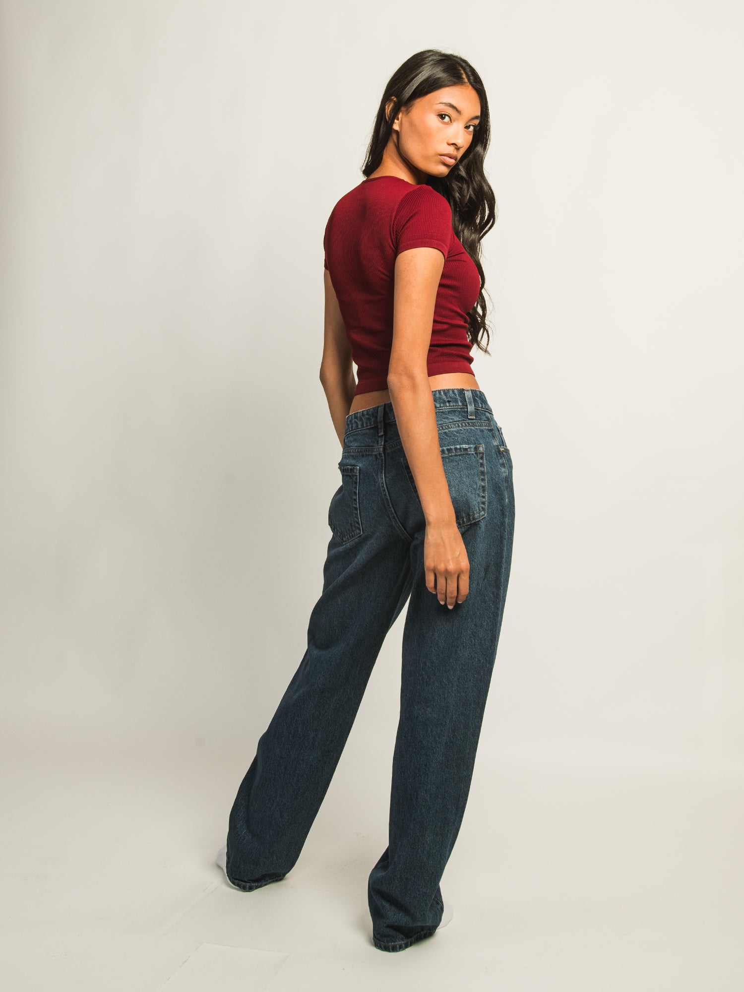HARLOW RIBBED SEAMLESS TEE - BURGUNDY - Image 5