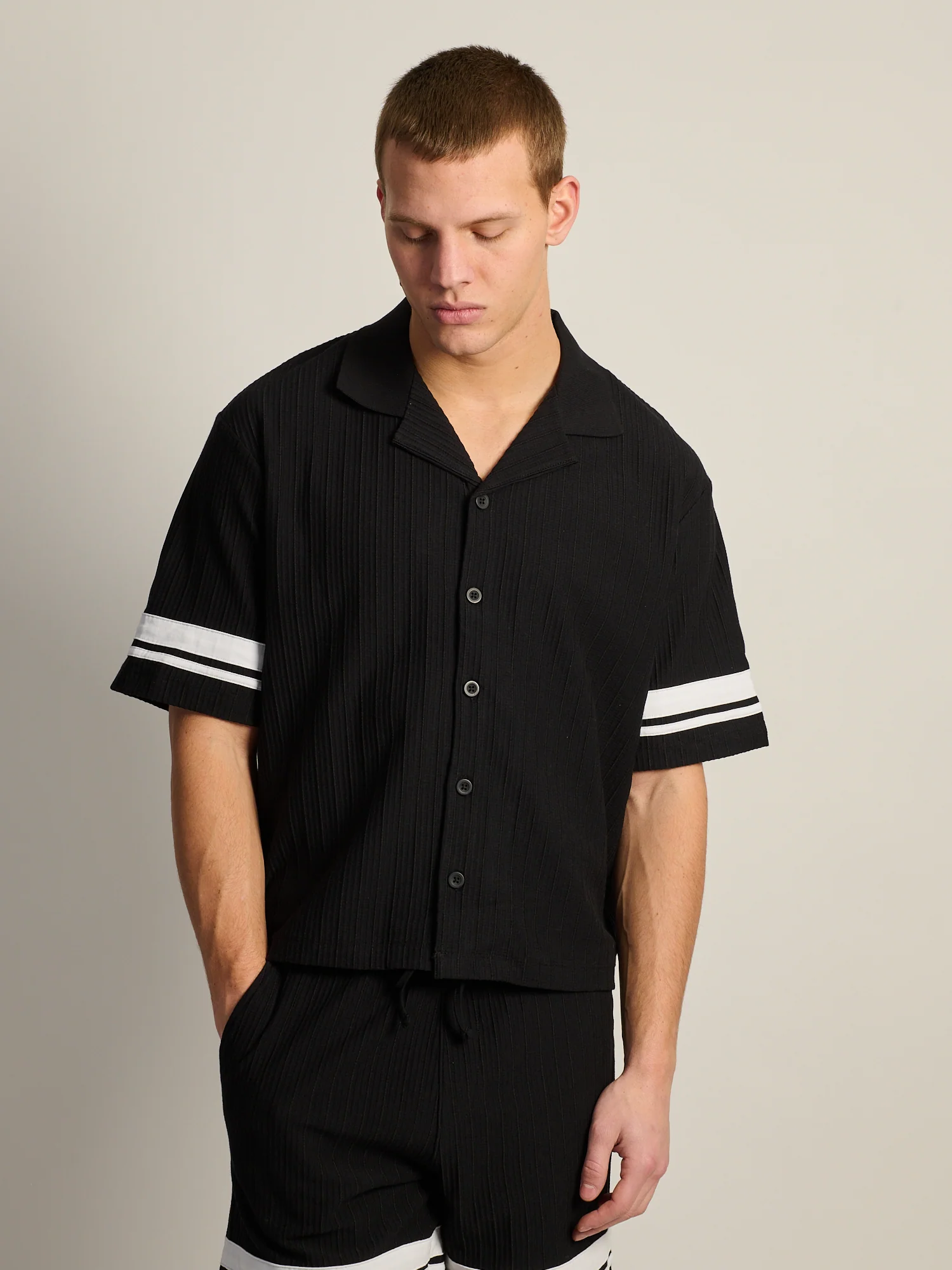 KOLBY SHORT CUT RIBBED BUTTON UP - BLACK
