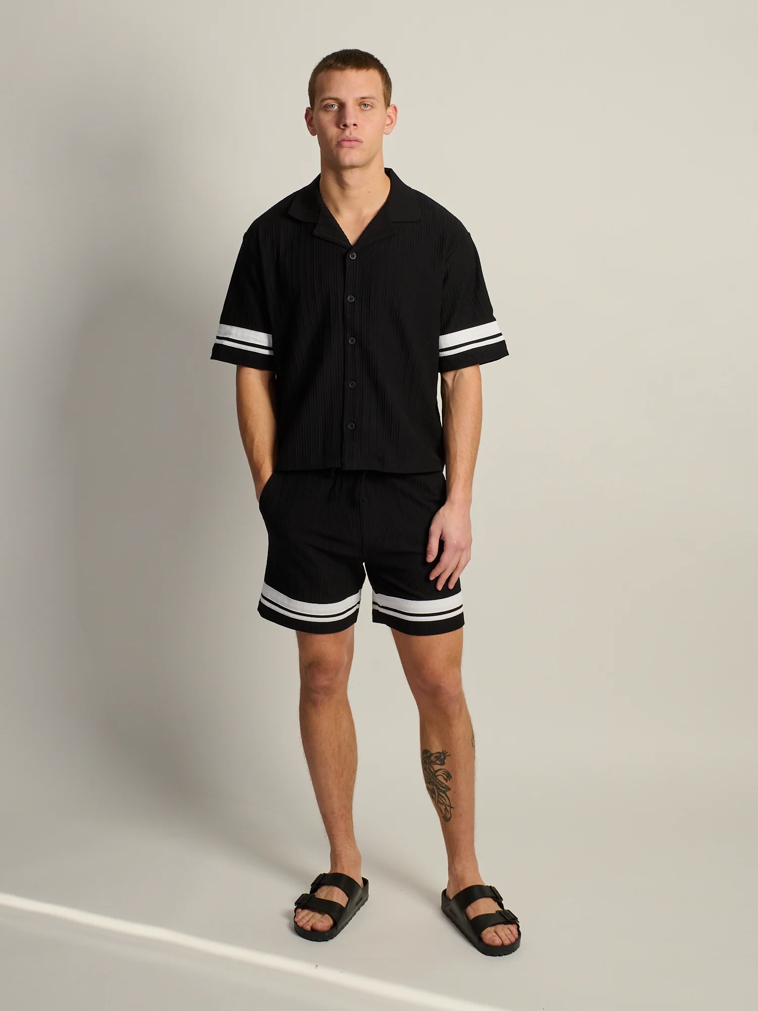 KOLBY SHORT CUT RIBBED BUTTON UP - BLACK - Image 2