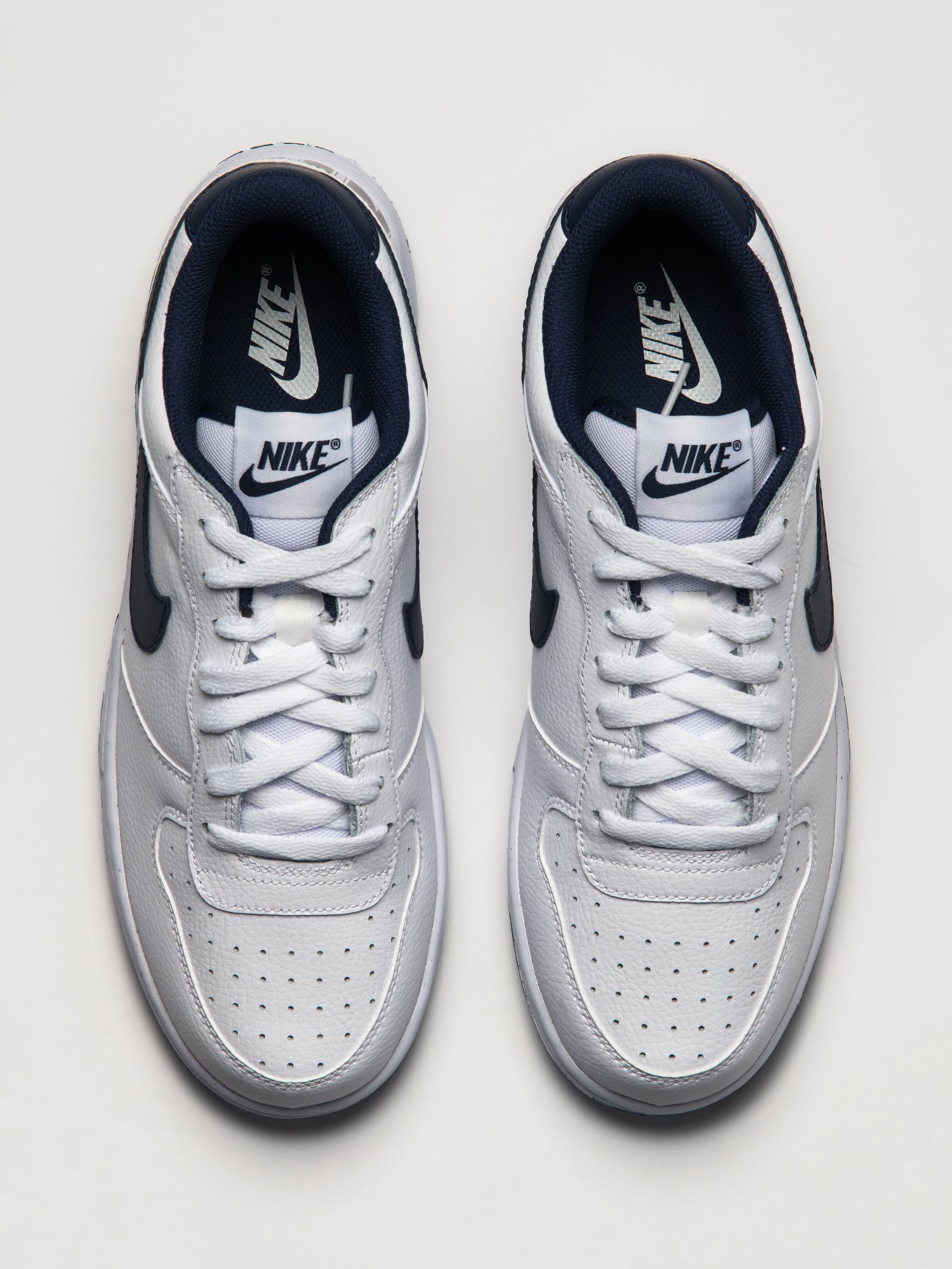 MENS NIKE BIG NIKE LOW SNEAKER - WHITE/NAVY - Image 4