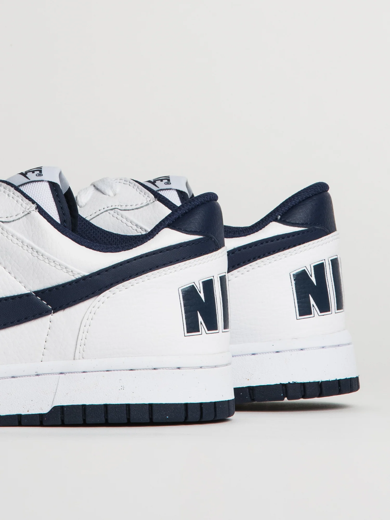 MENS NIKE BIG NIKE LOW SNEAKER - WHITE/NAVY - Image 7