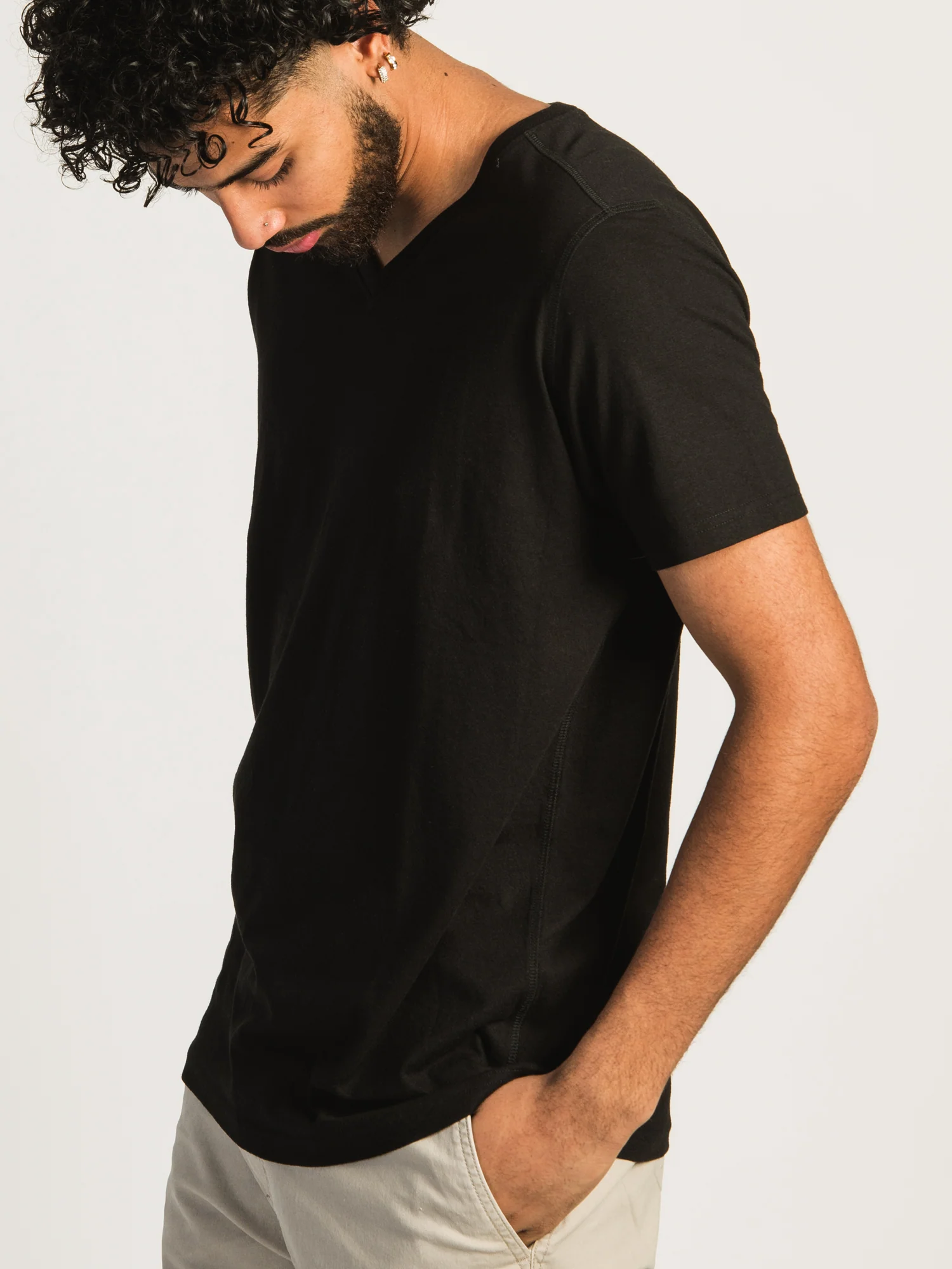 VICTOR V-NECK TEE - BLACK - Image 2