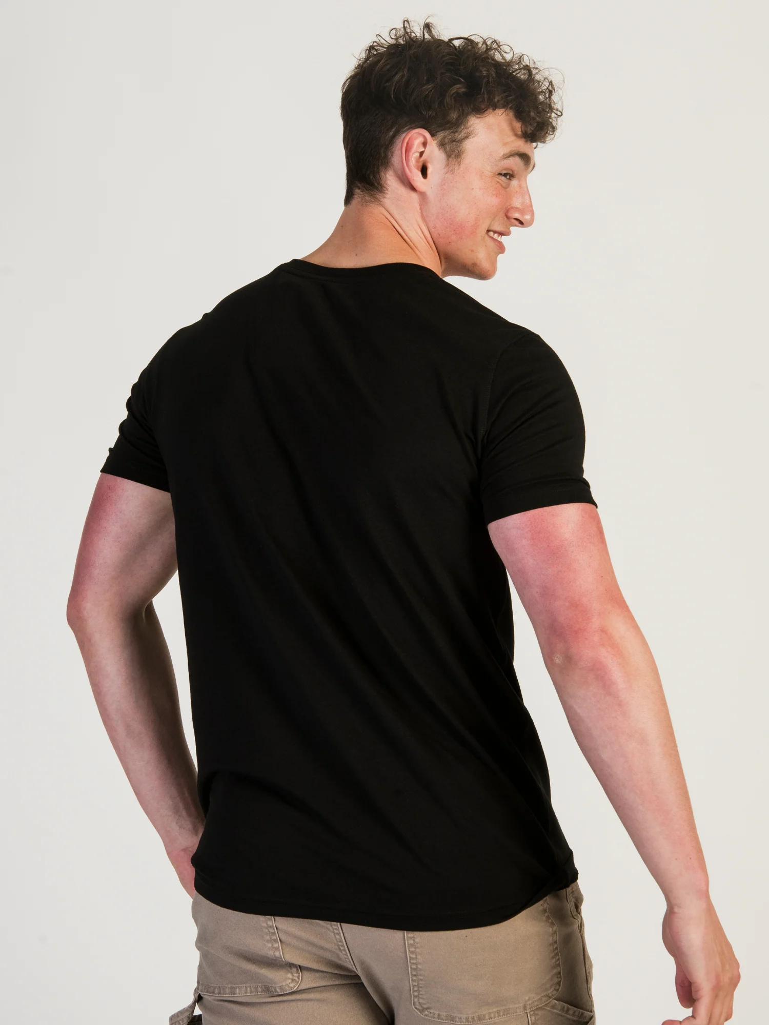 VICTOR V-NECK TEE - BLACK - Image 4