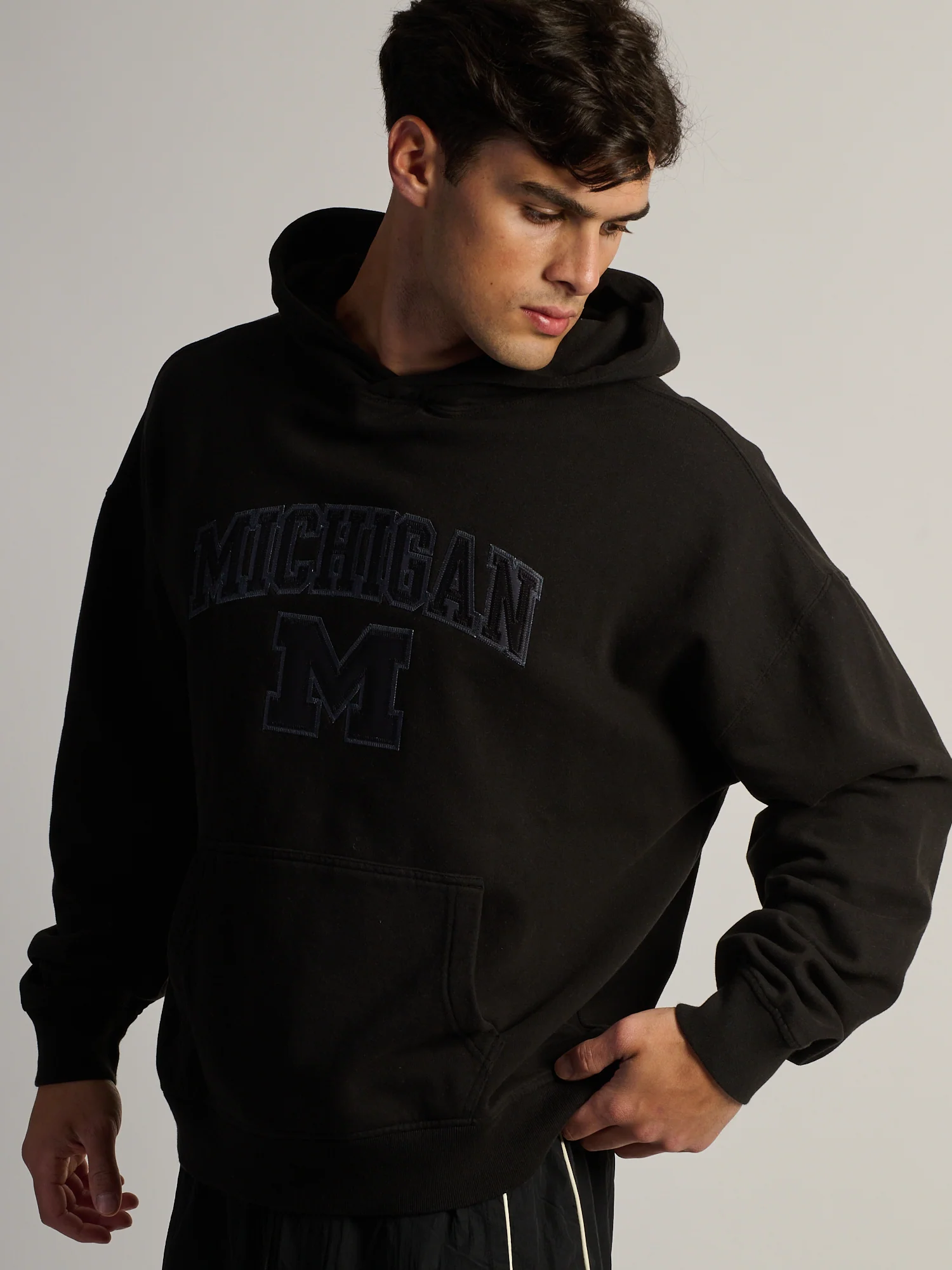 MICHIGAN TONAL PULLOVER HOODIE - NOIR - Image 3