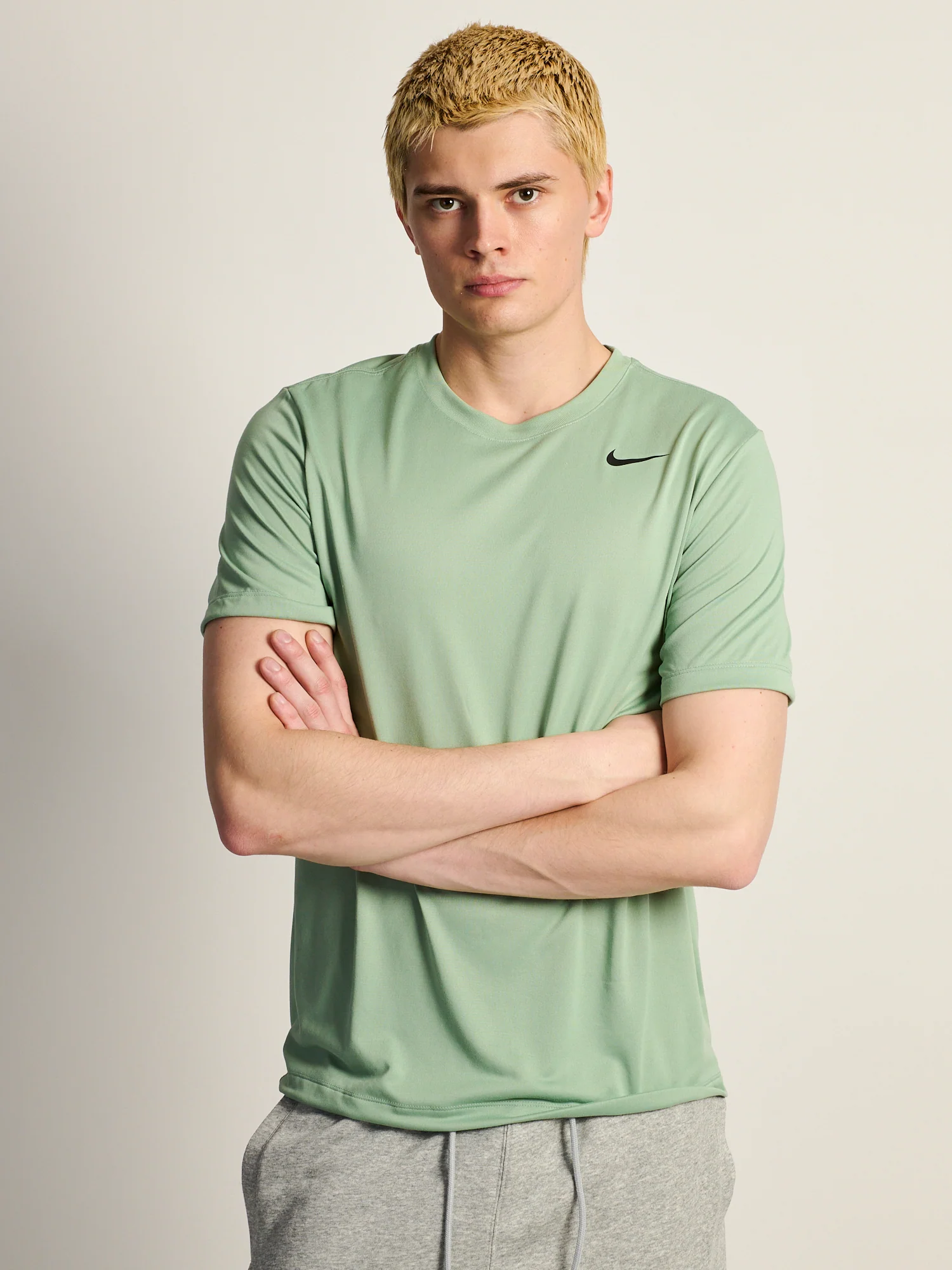 NIKE FITNESS T-SHIRT - SAGE