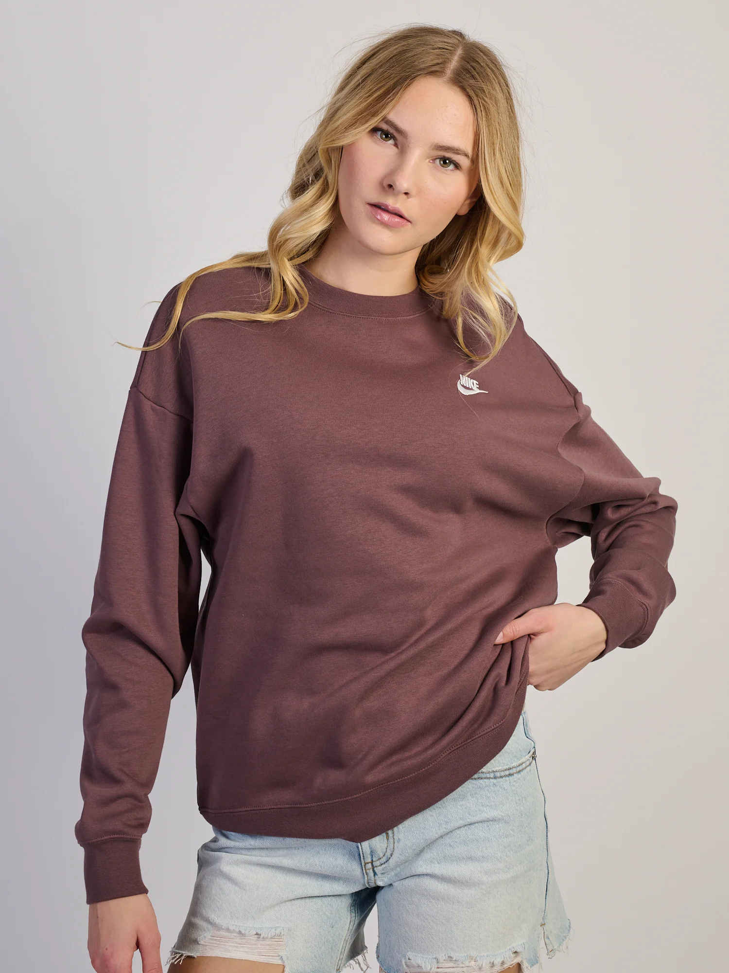 NIKE SPORTSWEAR CLUB FLEECE LOOSE CREW - BROWN - Image 2