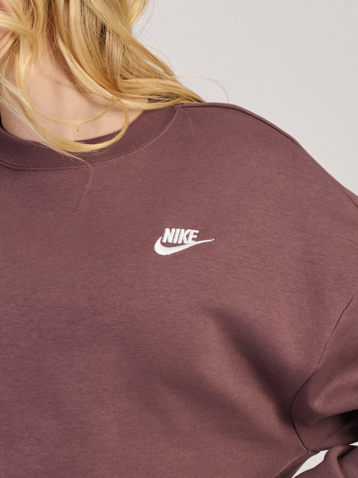 NIKE SPORTSWEAR CLUB FLEECE LOOSE CREW - BROWN - Image 4