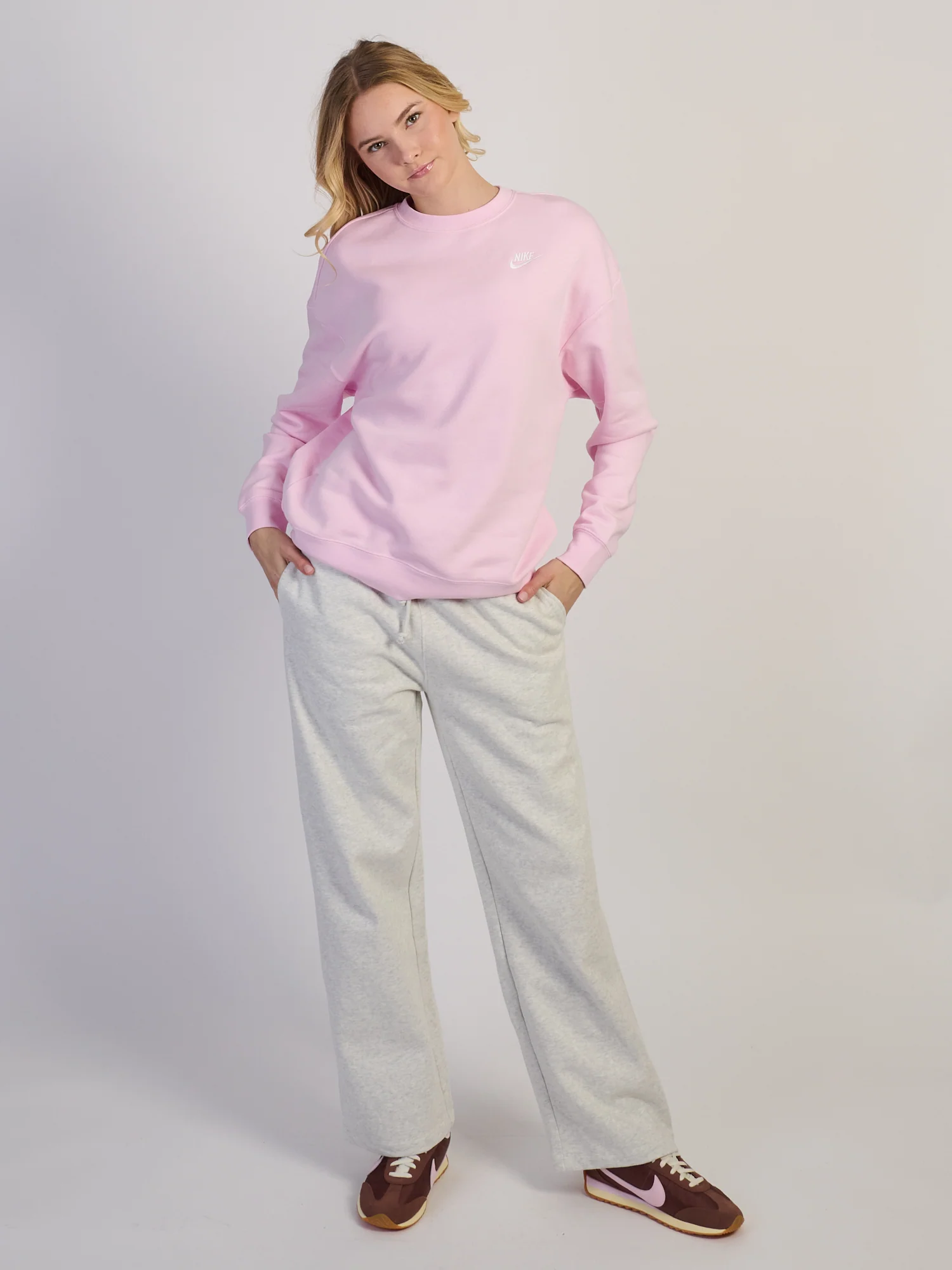 NIKE SPORTSWEAR CLUB FLEECE LOOSE CREW - ROSE - Image 2