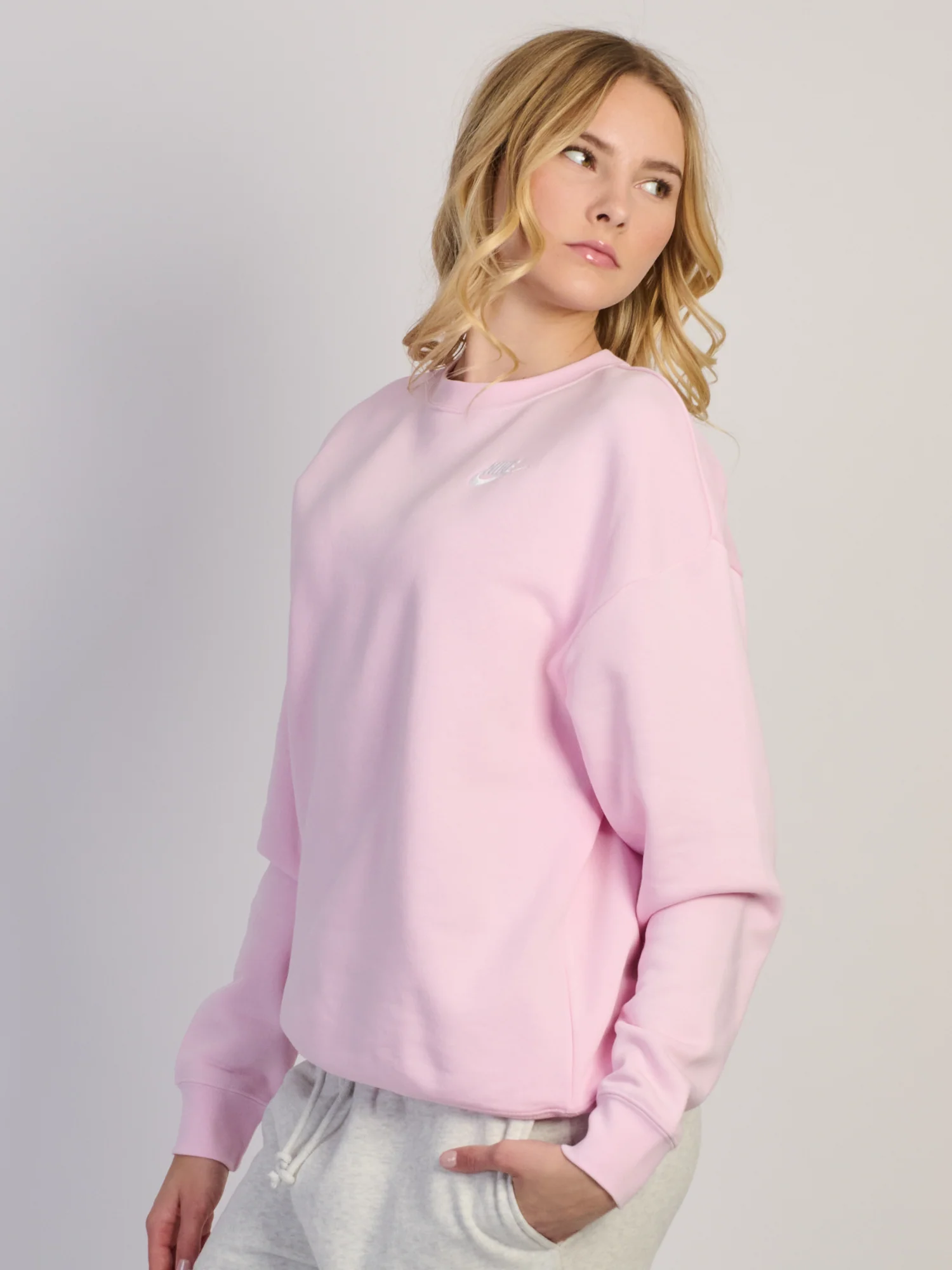 NIKE SPORTSWEAR CLUB FLEECE LOOSE CREW - ROSE - Image 4