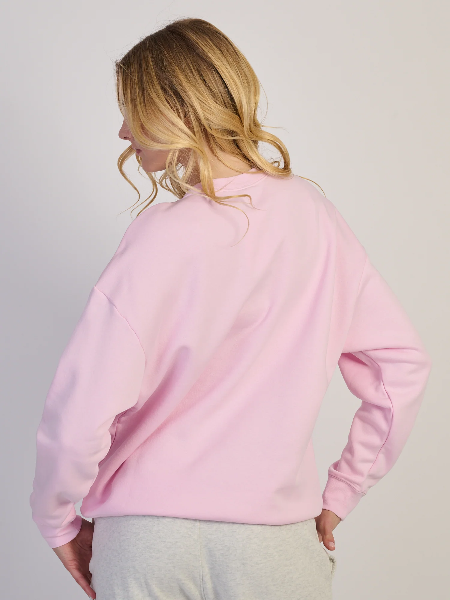 NIKE SPORTSWEAR CLUB FLEECE LOOSE CREW - ROSE - Image 5