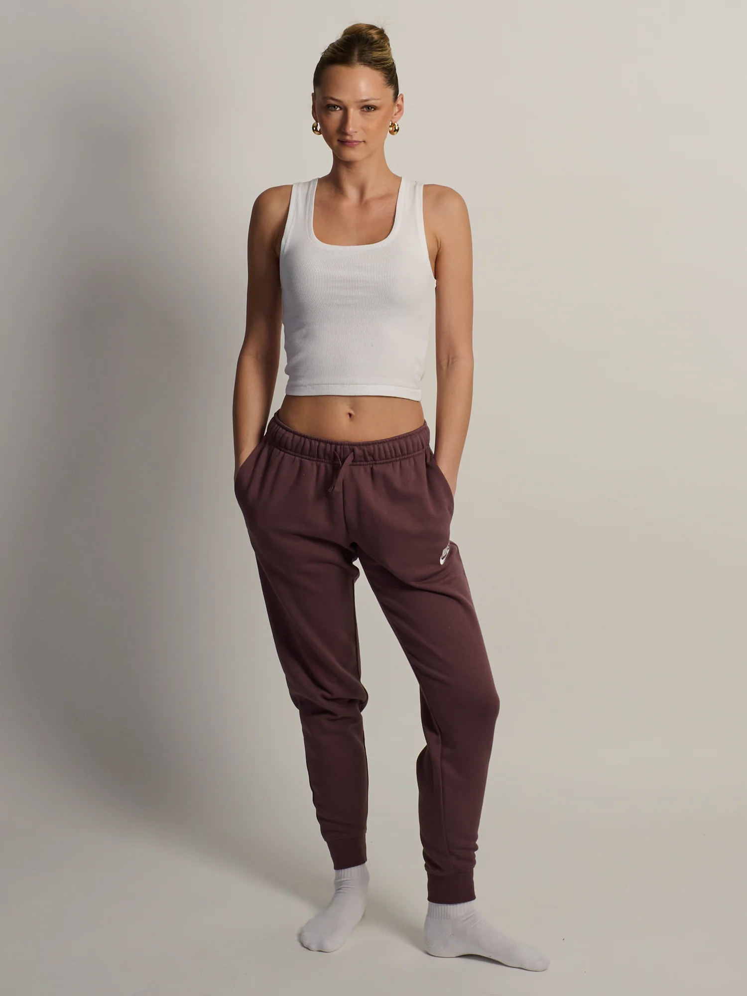 NIKE SPORTSWEAR CLUB FLEECE MID RISE PANT STD - BROWN - Image 2