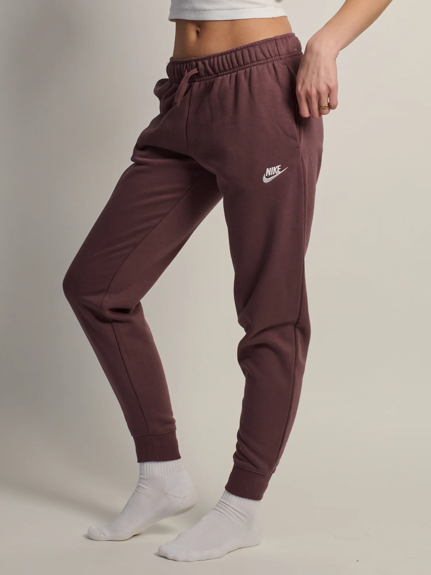 NIKE SPORTSWEAR CLUB FLEECE MID RISE PANT STD - BROWN - Image 3