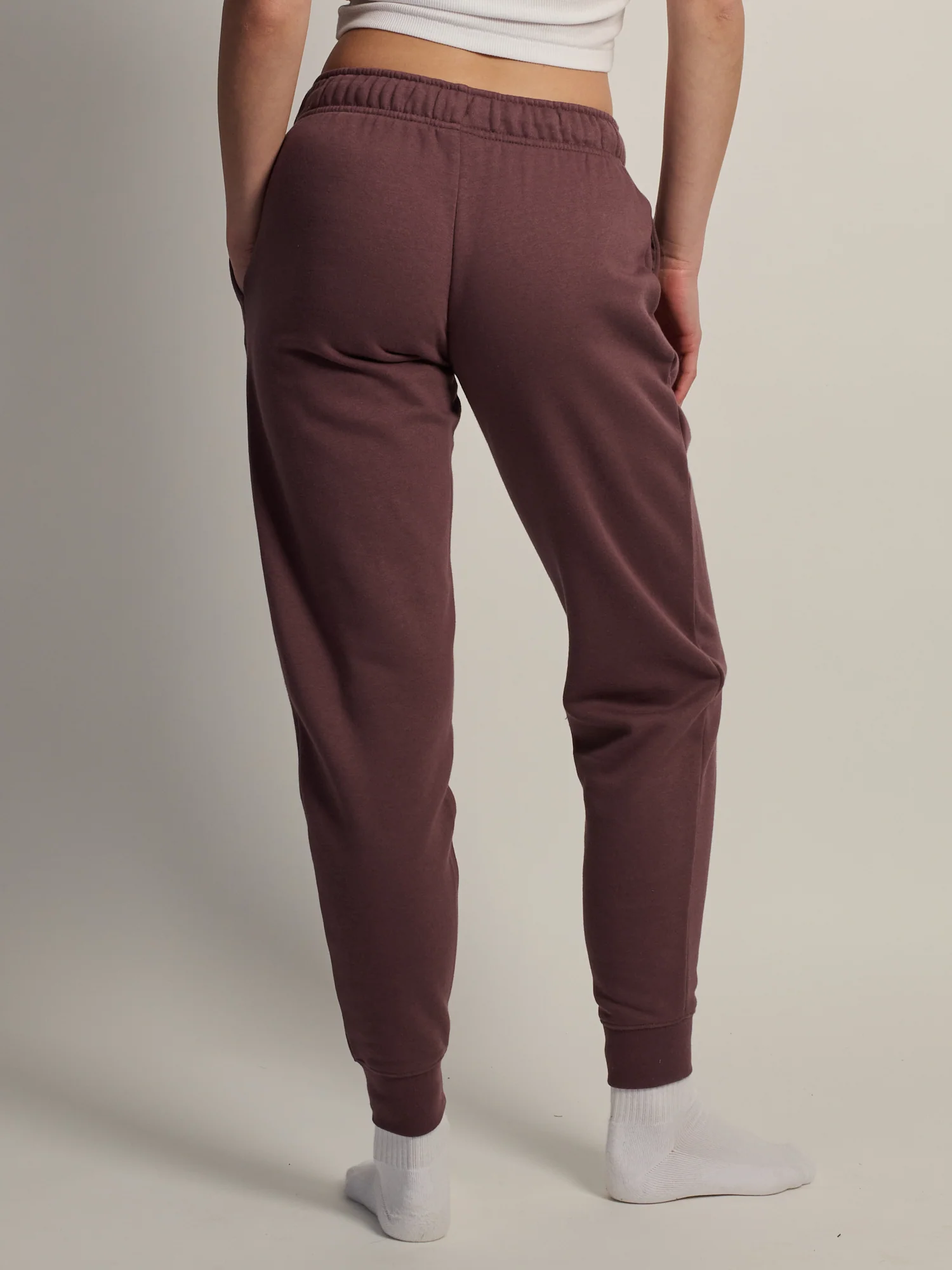 NIKE SPORTSWEAR CLUB FLEECE MID RISE PANT STD - BROWN - Image 4