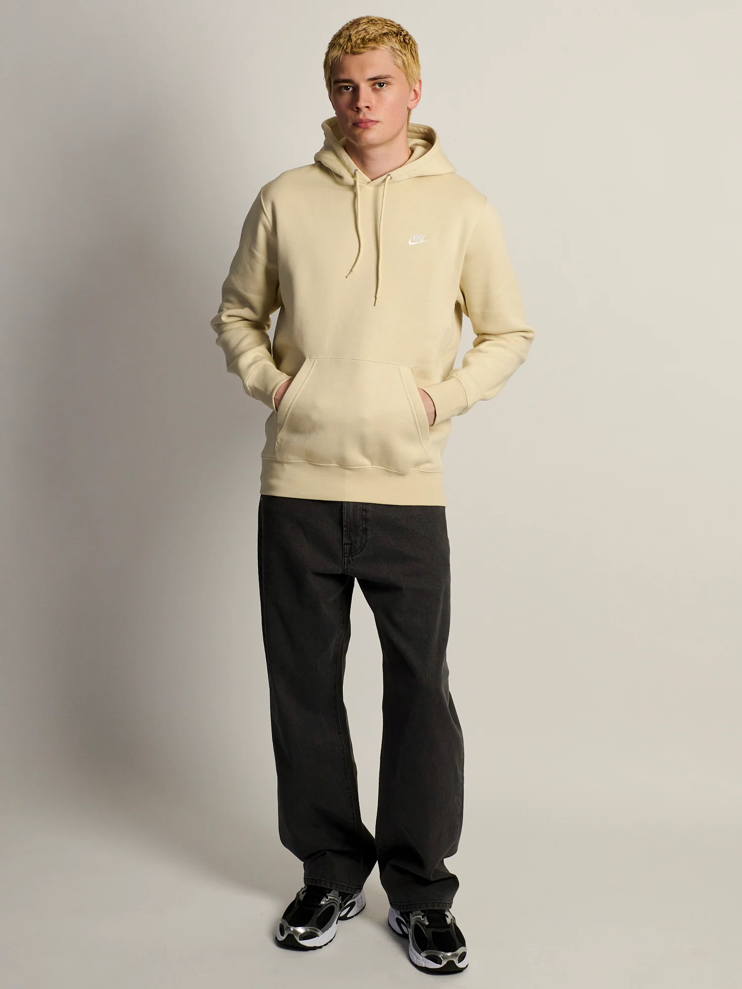 NIKE SPORTSWEAR CLUB PULL OVER HODDIE - LIGHT KHAKI - Image 2