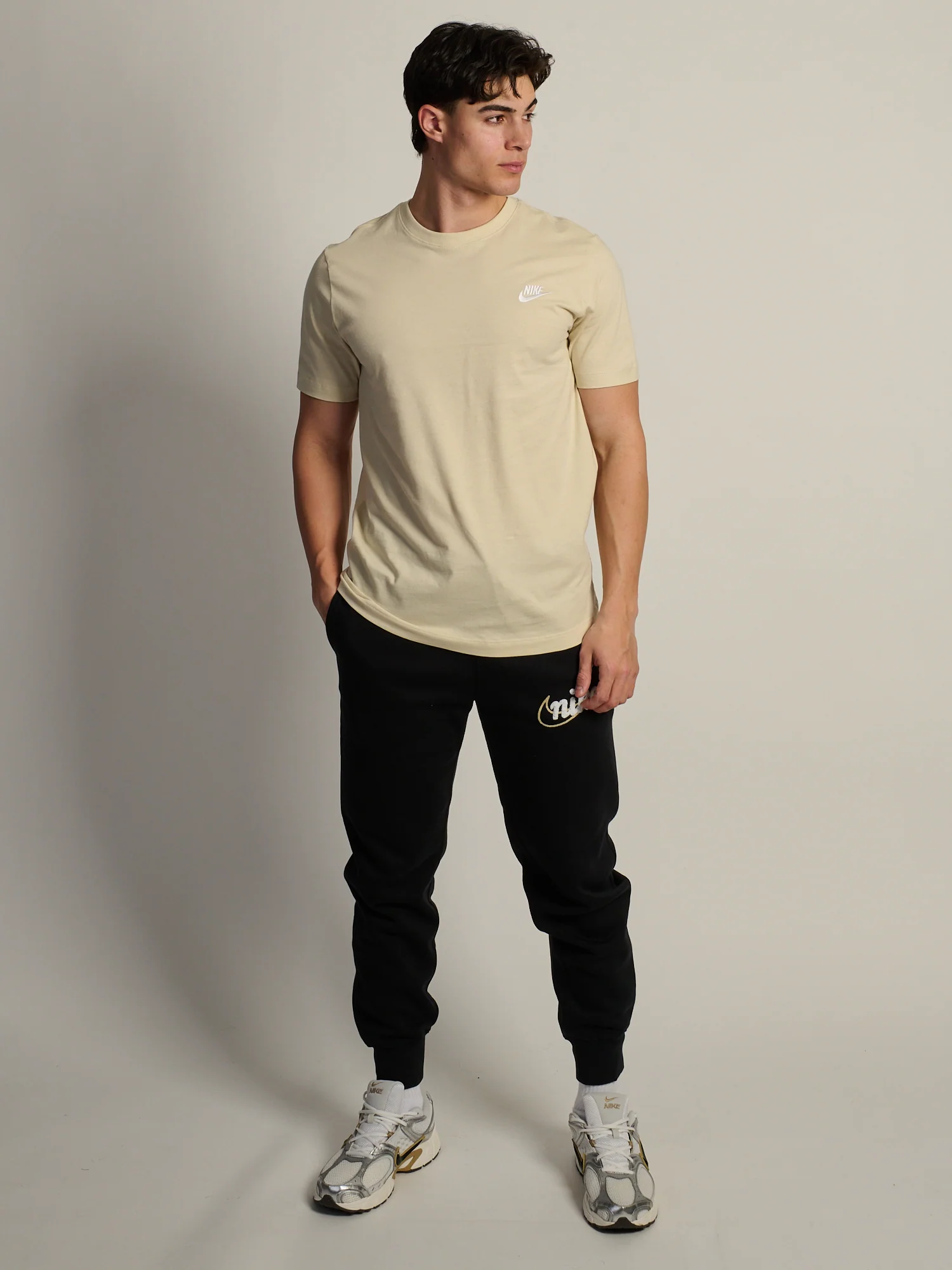 NIKE SPORTSWEAR CLUB T-SHIRT - LIGHT KHAKI - Image 2