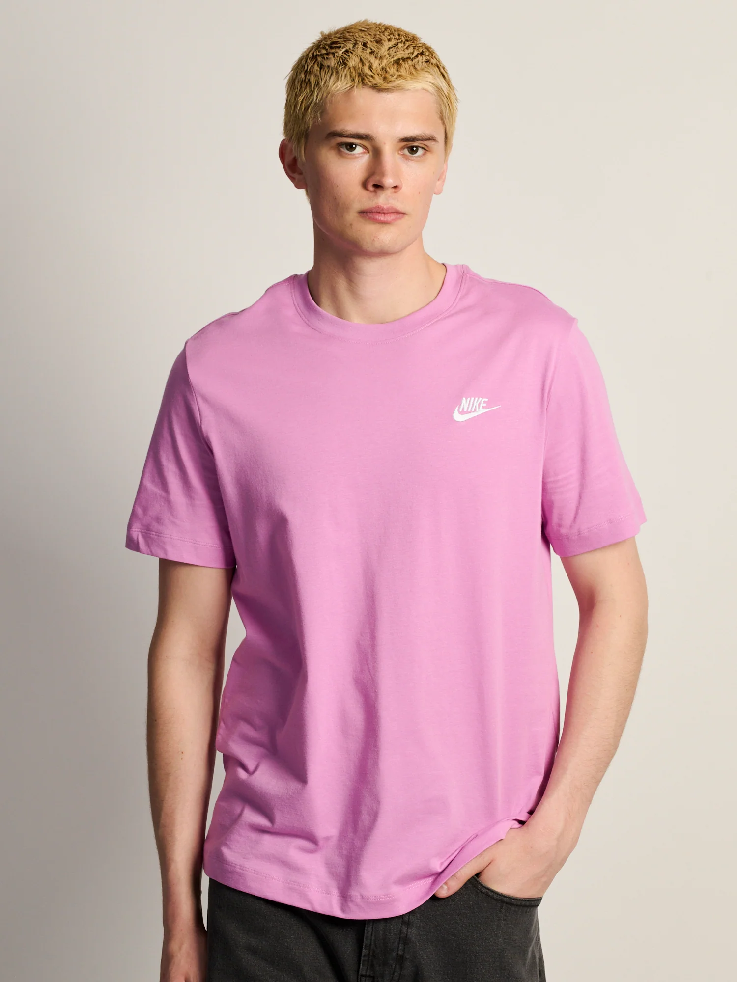 NIKE SPORTSWEAR CLUB T-SHIRT- MAGENTA
