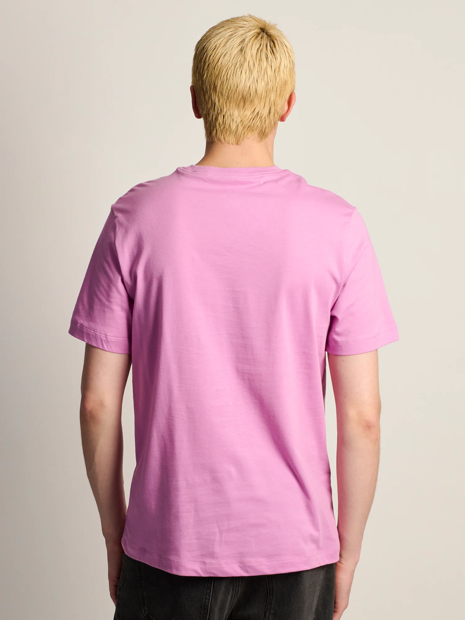 NIKE SPORTSWEAR CLUB T-SHIRT- MAGENTA - Image 4