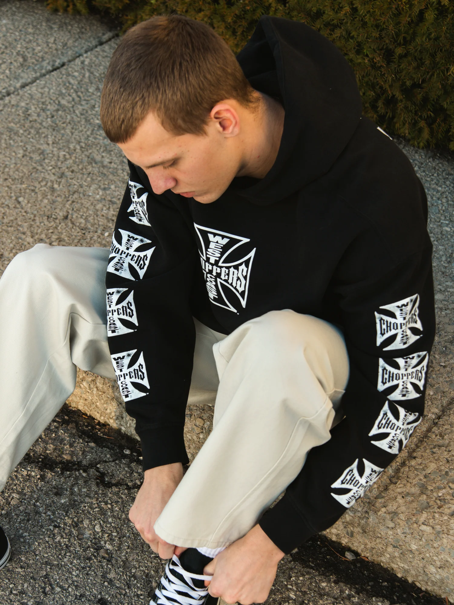 WEST COAST CROSS RELAXED PULL OVER HOODIE - Image 2