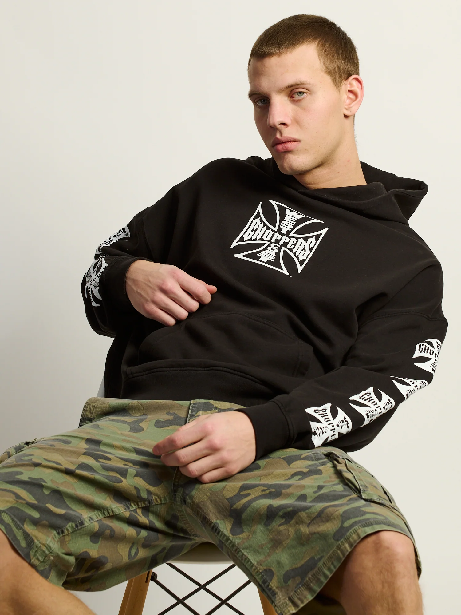 WEST COAST CROSS RELAXED PULL OVER HOODIE - Image 7