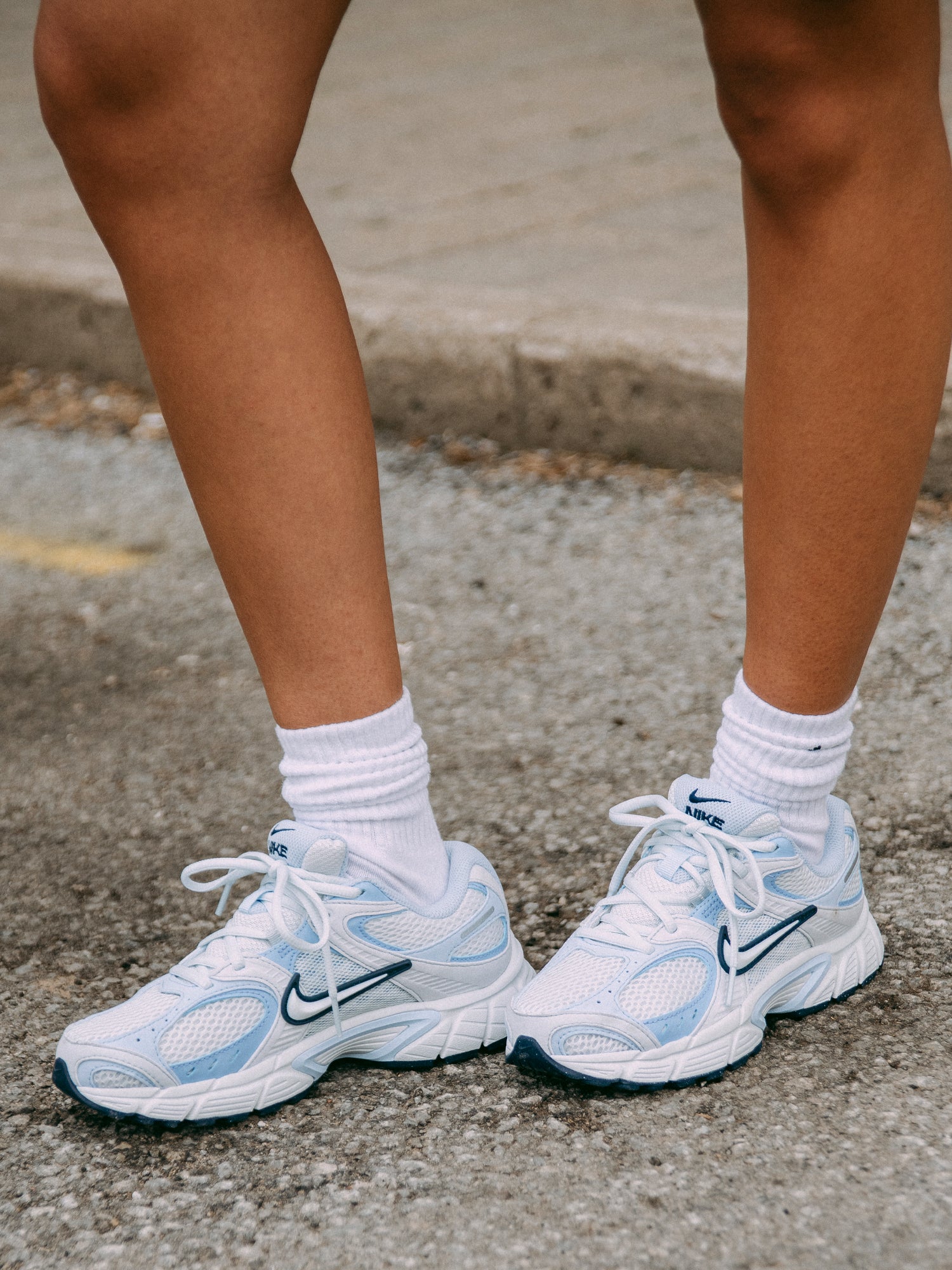 WOMENS NIKE V5 RNR SNEAKER - OFF WHITE/BLUE - Image 8