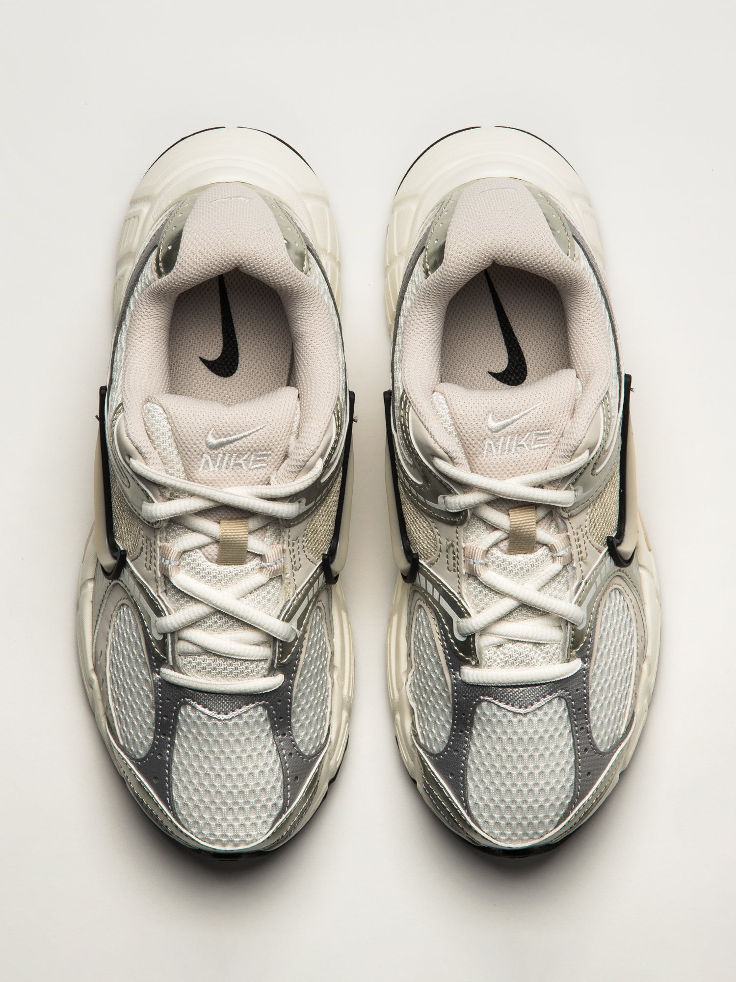 WOMENS NIKE V5 RNR SNEAKER - SUMMIT WHITE - Image 4