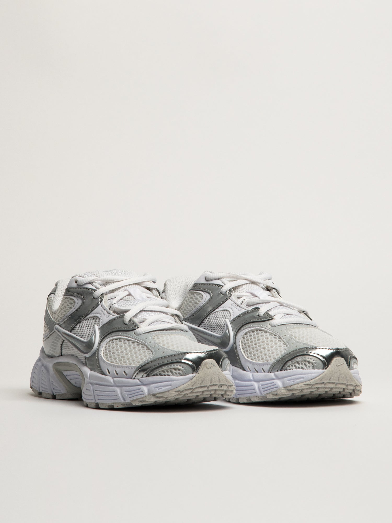 WOMENS NIKE V5 RNR SNEAKER - WHITE/SILVER - Image 2