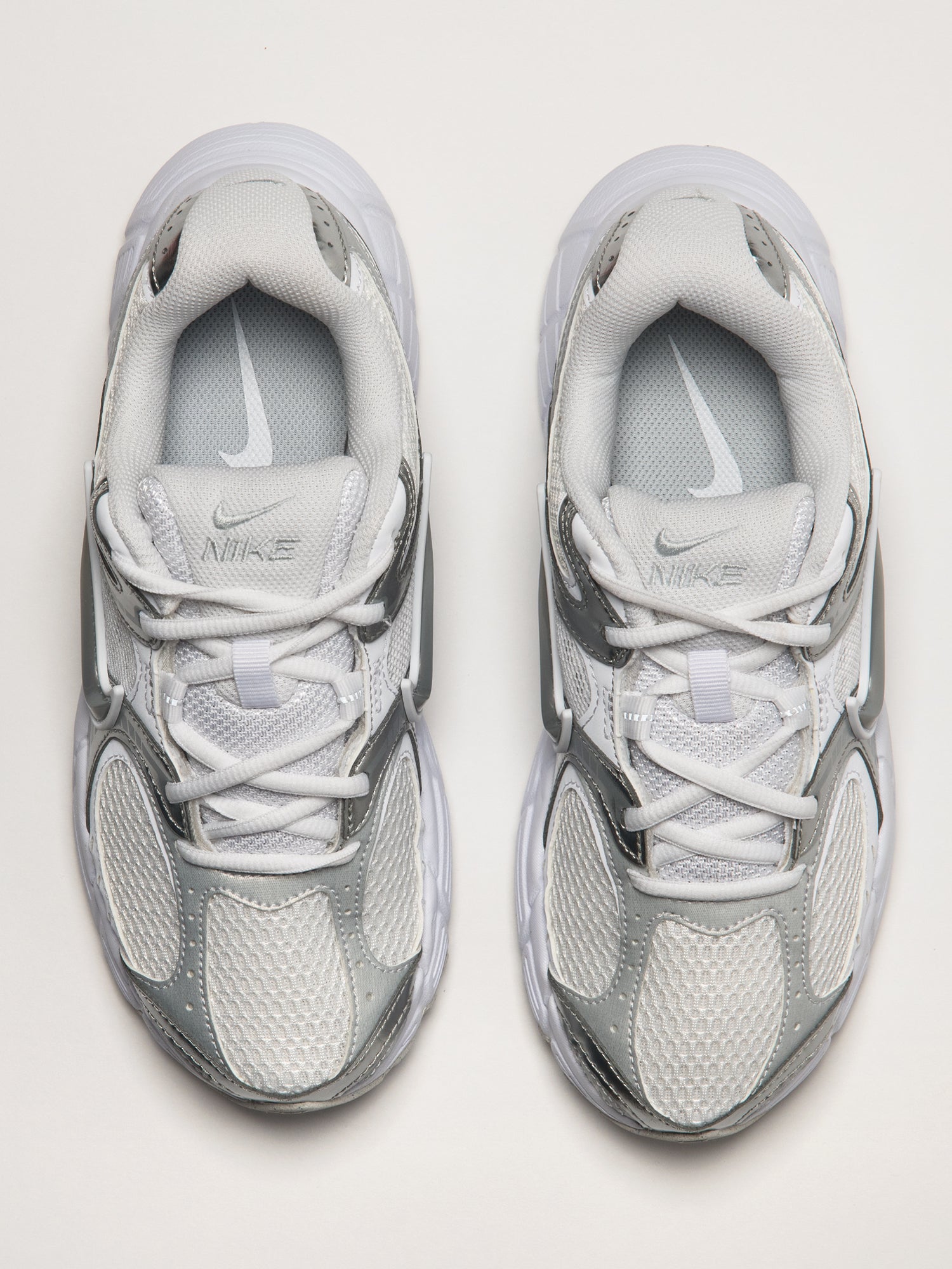WOMENS NIKE V5 RNR SNEAKER - WHITE/SILVER - Image 4